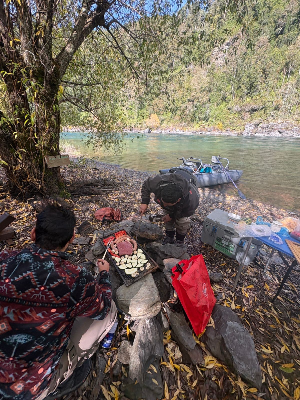 Cocinando junto al río durante el recorrido en balsa
