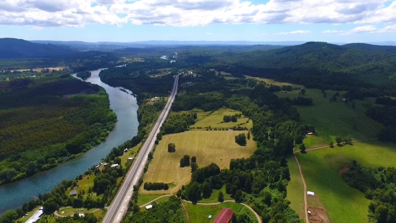 Vista aérea del Río San Pedro serpenteando por el valle verde