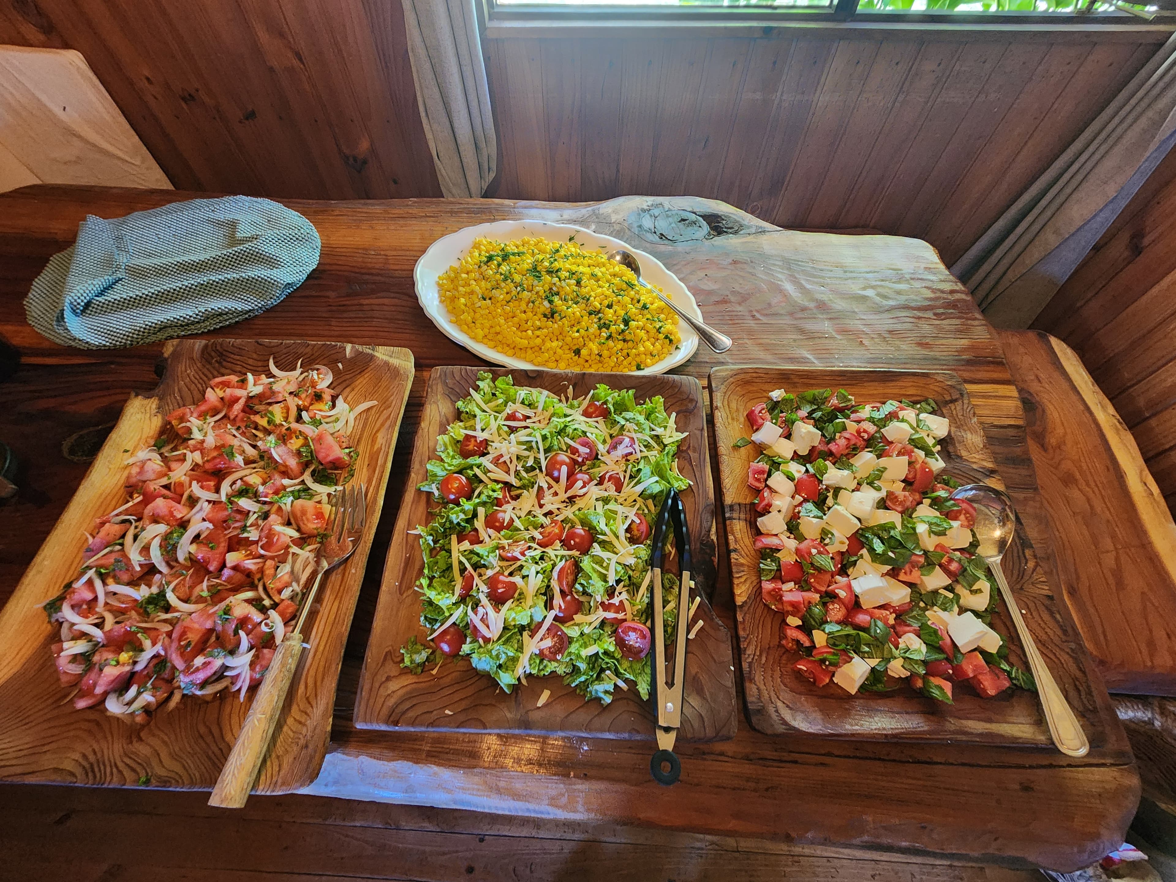 Tablas de ensalada fresca en mesa rústica de campo