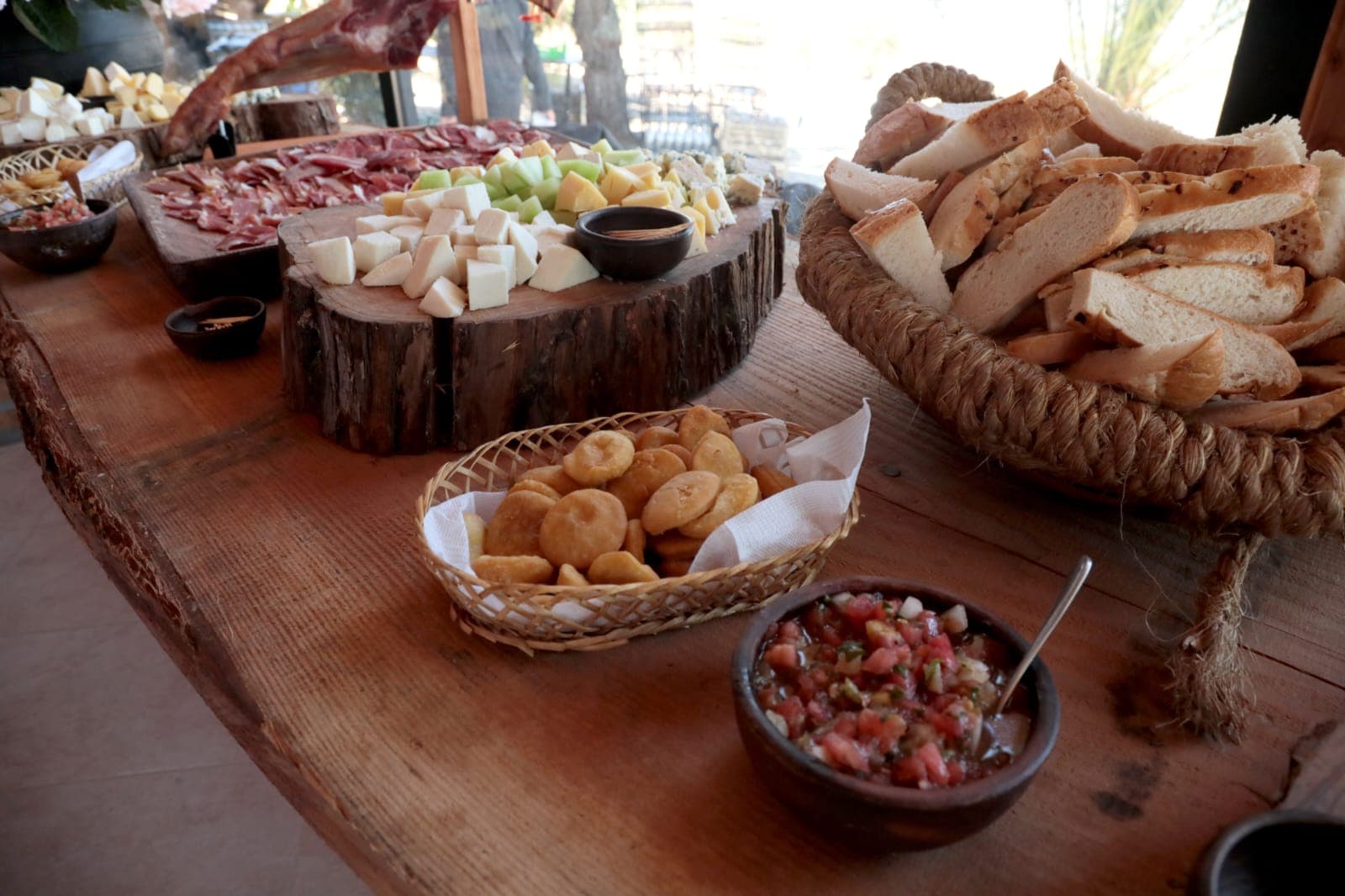 Picoteo tradicional chileno con queso, pan y pebre